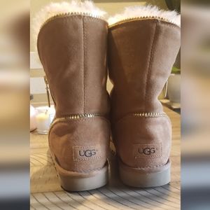 UGGS Zipper Boot Size 9
